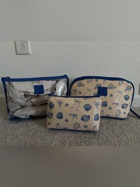 Tender, Love + Carry Beach Toiletries | Cosmetic Bag | Blue Beach Seashell